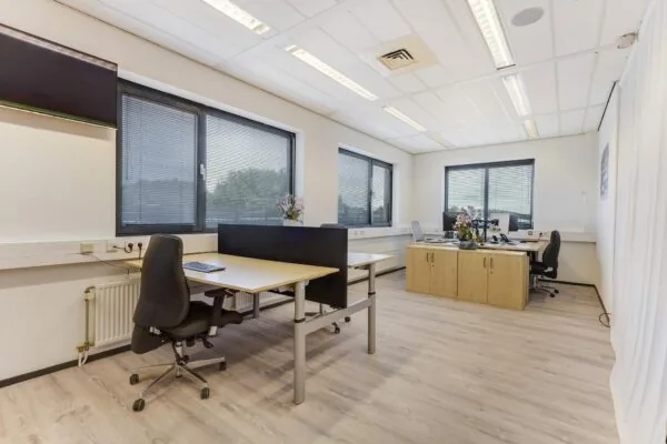 Modern kantoor met meerdere werkplekken, bureaustoelen en grote ramen aan de Laan van ’s-Gravenmade.